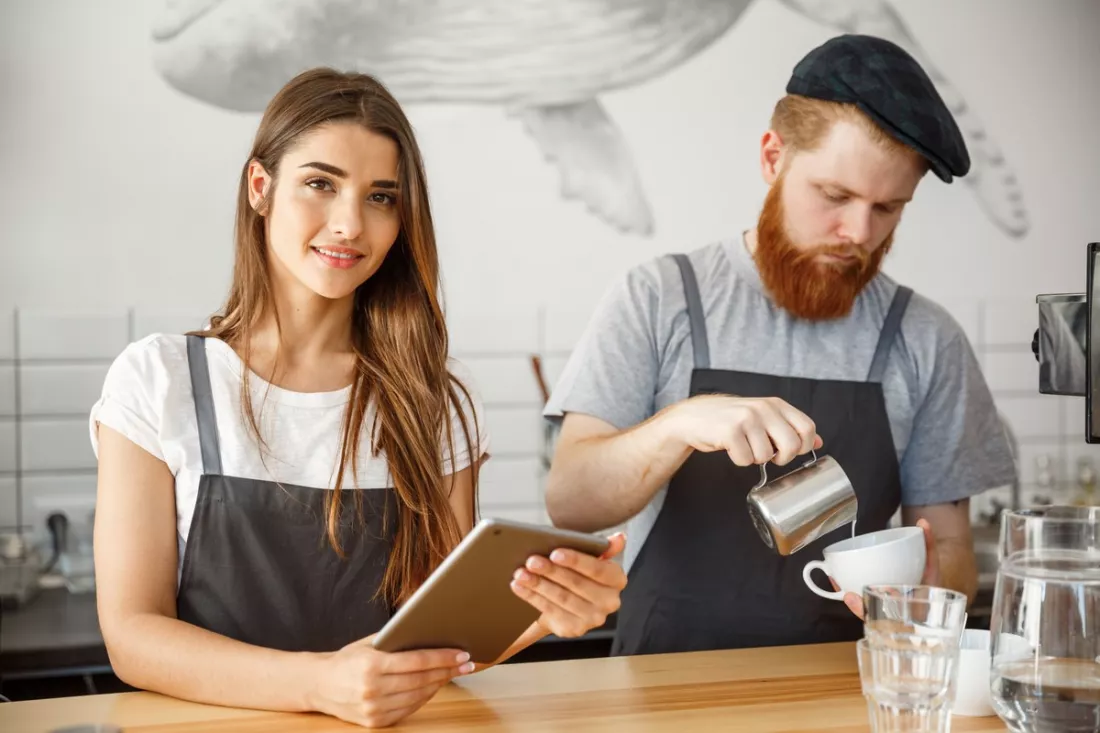 Estudantes num trabalho de verão num café