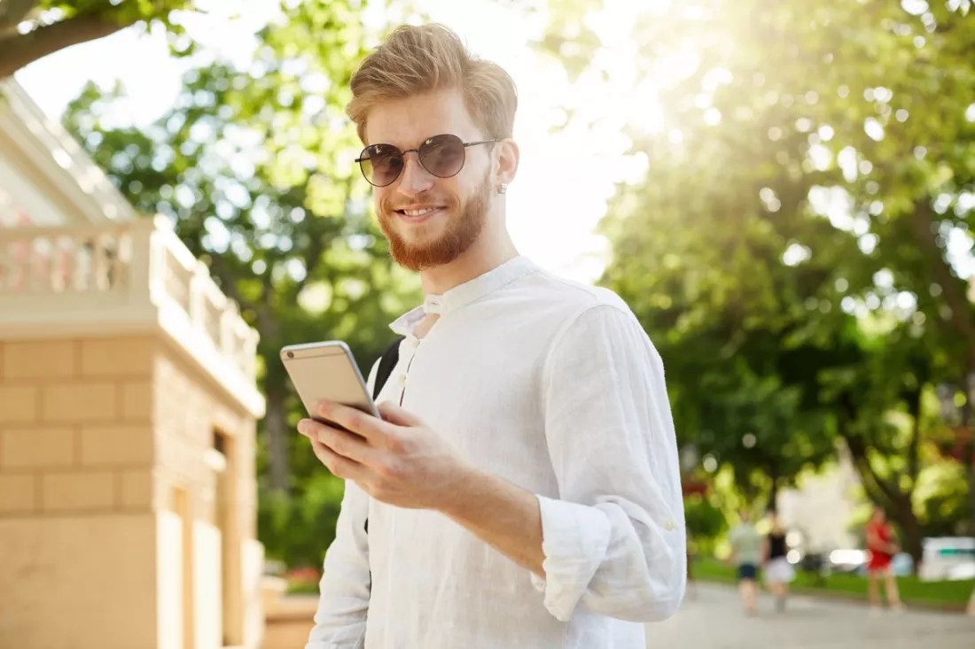 Um jovem a ver o seu perfil profissional no telemóvel