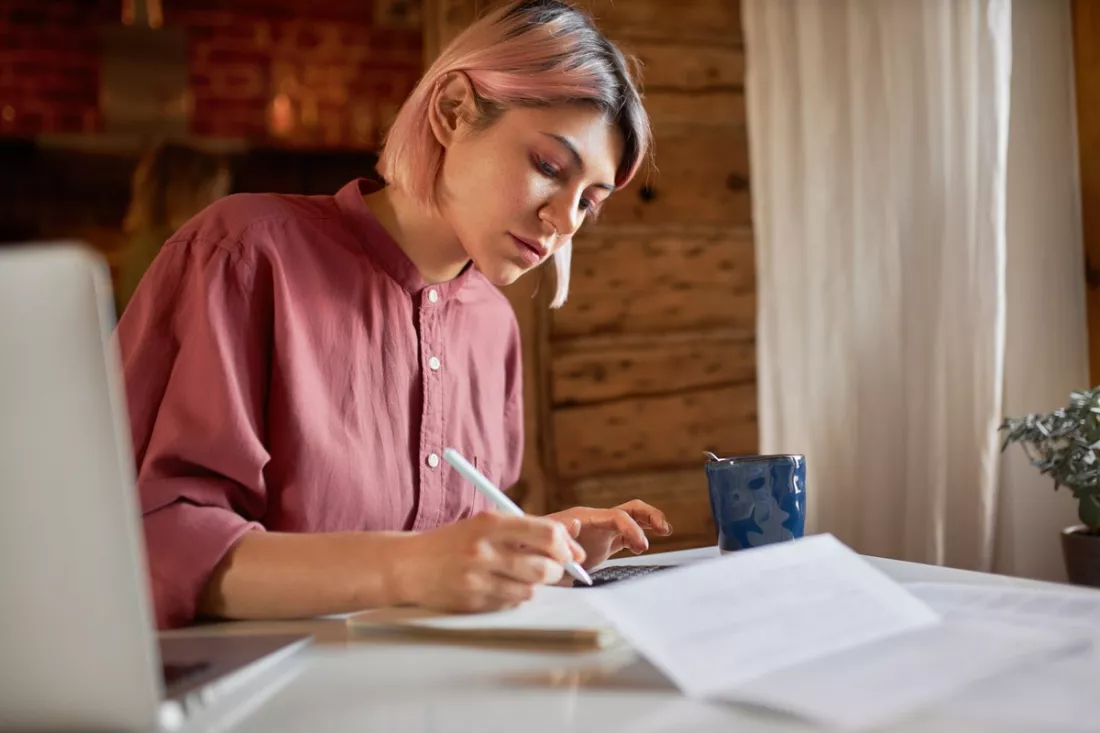 Uma estudante a escrever o CV
