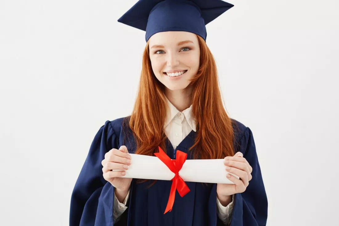 Uma jovem recém-licenciada com o diploma na mão